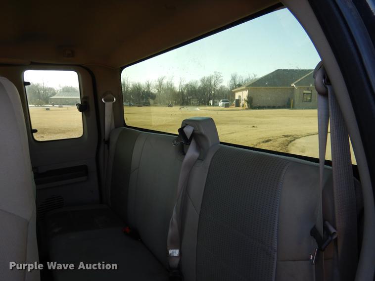 image for item DF2129 2008 Ford F350 XLT SuperCab pickup truck cab and chassis