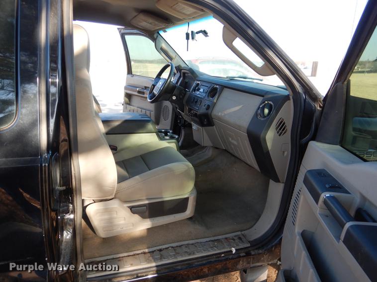 image for item DF2129 2008 Ford F350 XLT SuperCab pickup truck cab and chassis