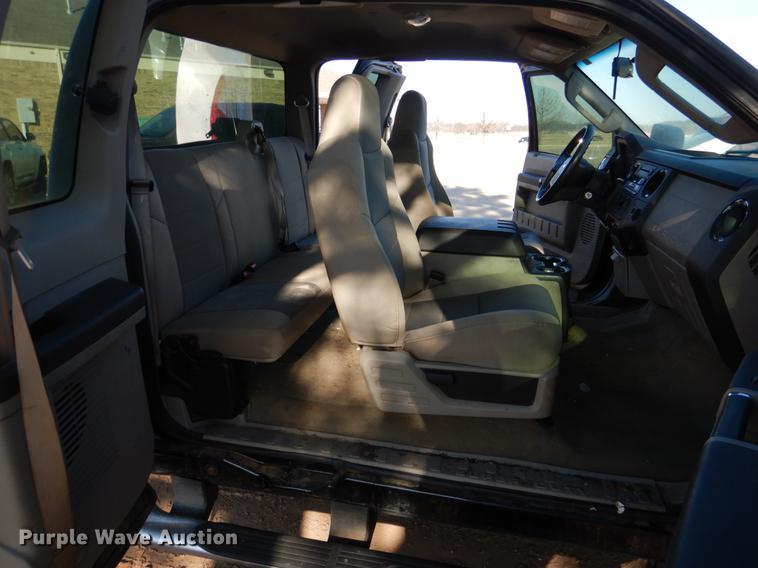 image for item DF2129 2008 Ford F350 XLT SuperCab pickup truck cab and chassis