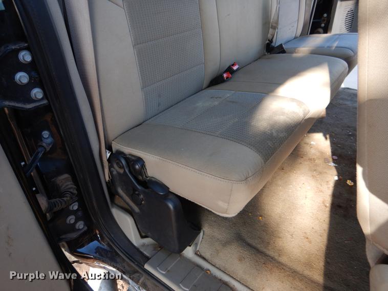 image for item DF2129 2008 Ford F350 XLT SuperCab pickup truck cab and chassis