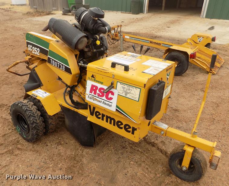 image for item DF2935 2007 Vermeer SC252 stump grinder