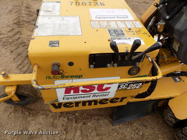 image for item DF2935 2007 Vermeer SC252 stump grinder
