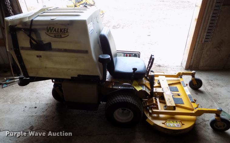 image for item DF2937 2004 Walker MTGHS ZTR lawn mower