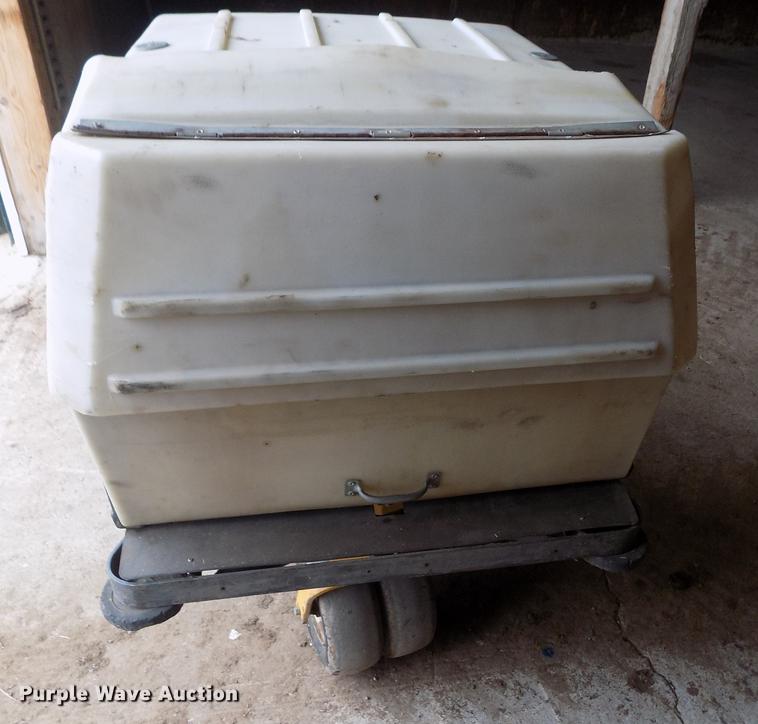 image for item DF2937 2004 Walker MTGHS ZTR lawn mower