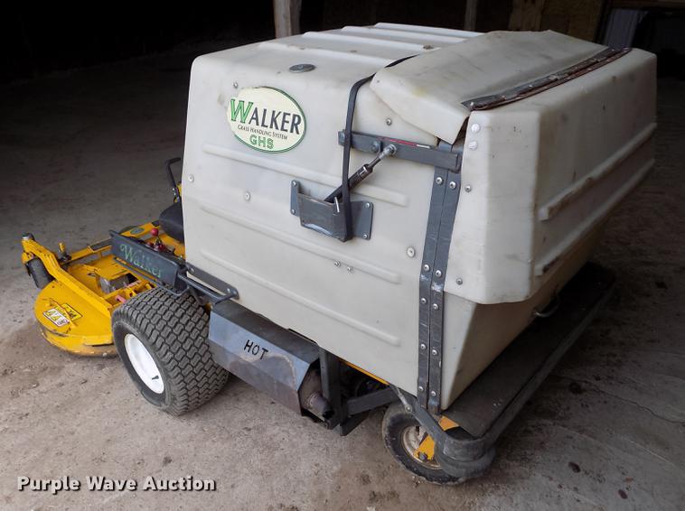image for item DF2937 2004 Walker MTGHS ZTR lawn mower