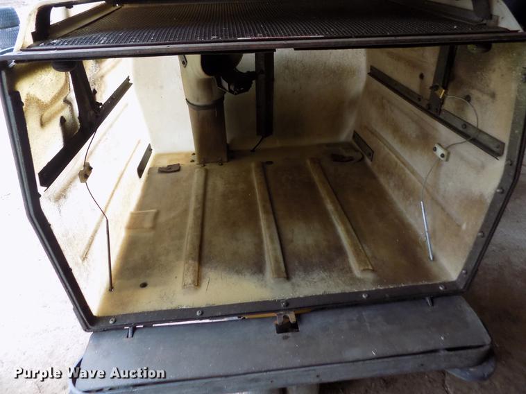 image for item DF2937 2004 Walker MTGHS ZTR lawn mower