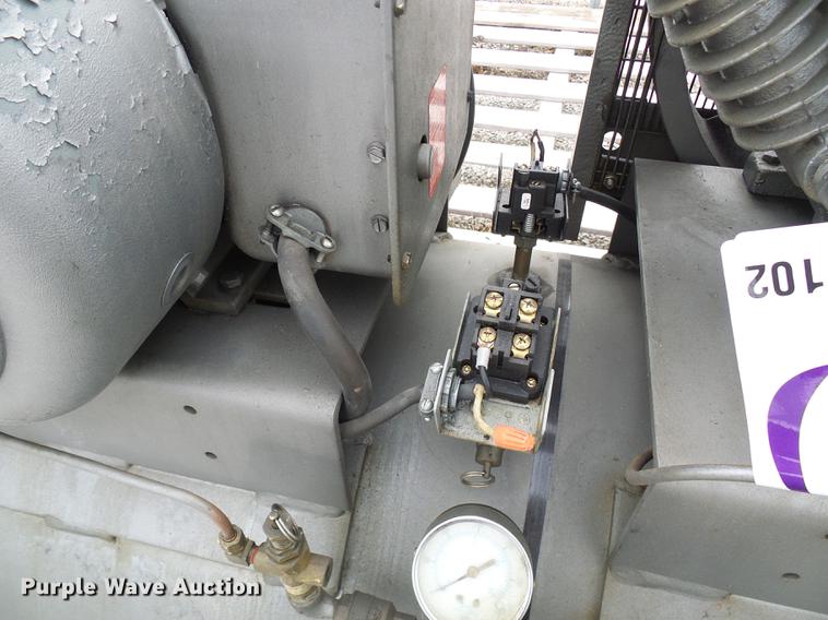 image for item DF7102 Air compressor