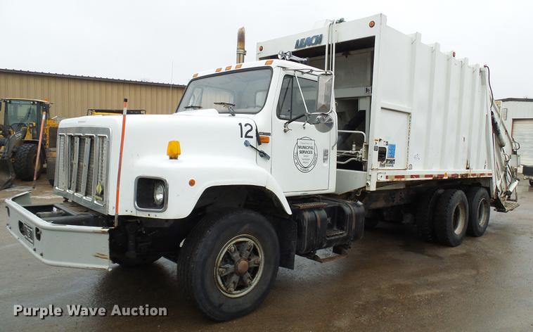 image for item DF7104 1999 International 2674 refuse truck