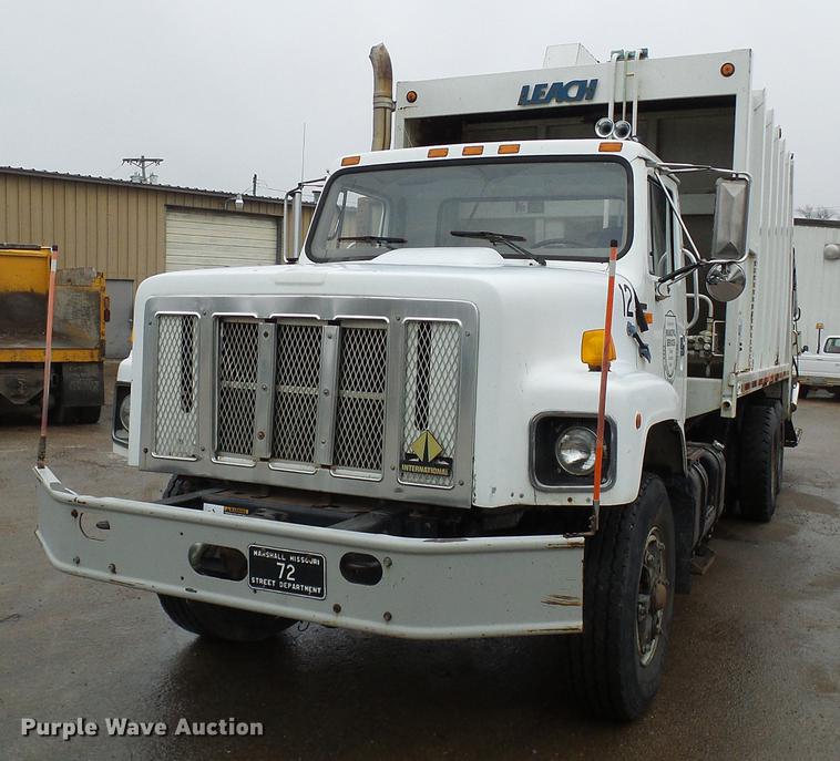 image for item DF7104 1999 International 2674 refuse truck