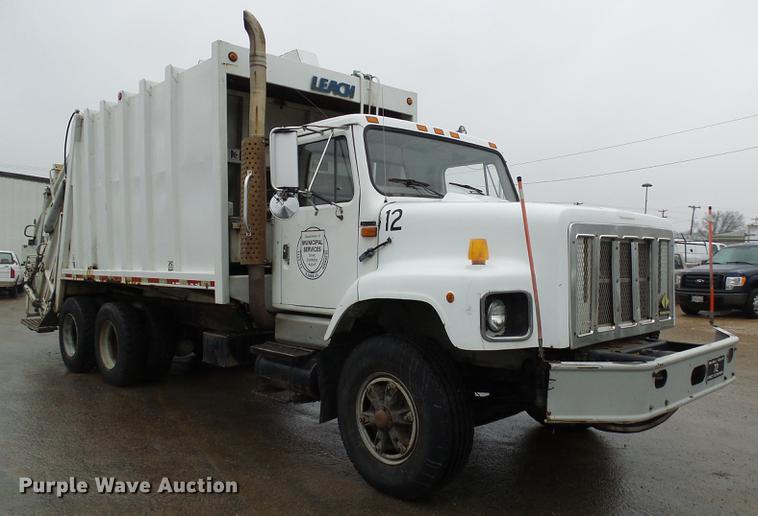 image for item DF7104 1999 International 2674 refuse truck