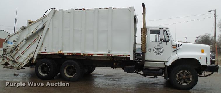 image for item DF7104 1999 International 2674 refuse truck