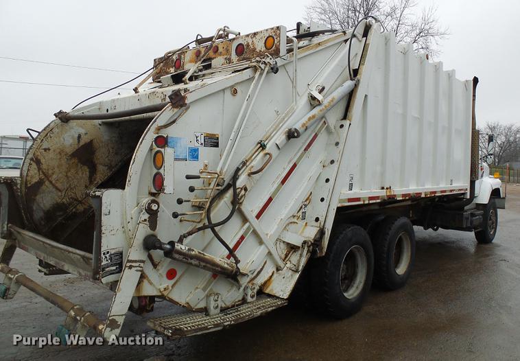 image for item DF7104 1999 International 2674 refuse truck