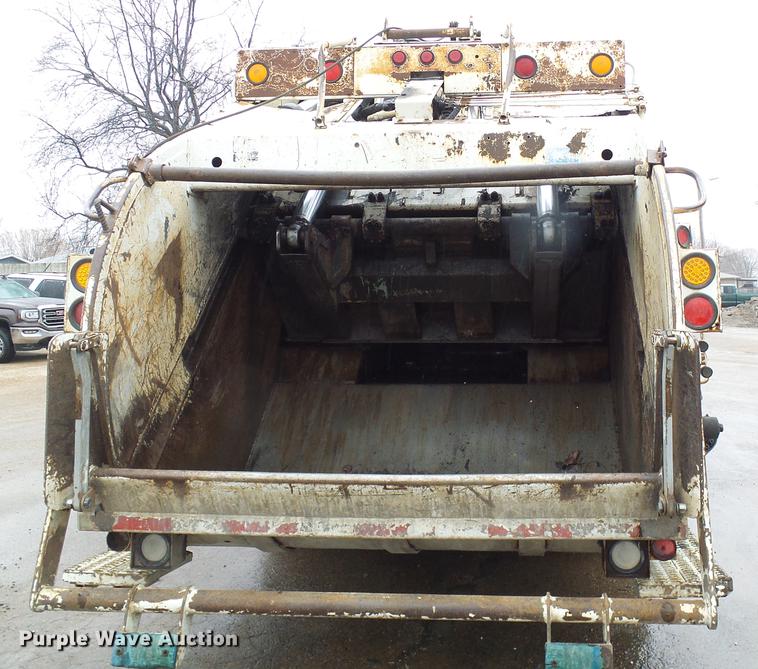 image for item DF7104 1999 International 2674 refuse truck