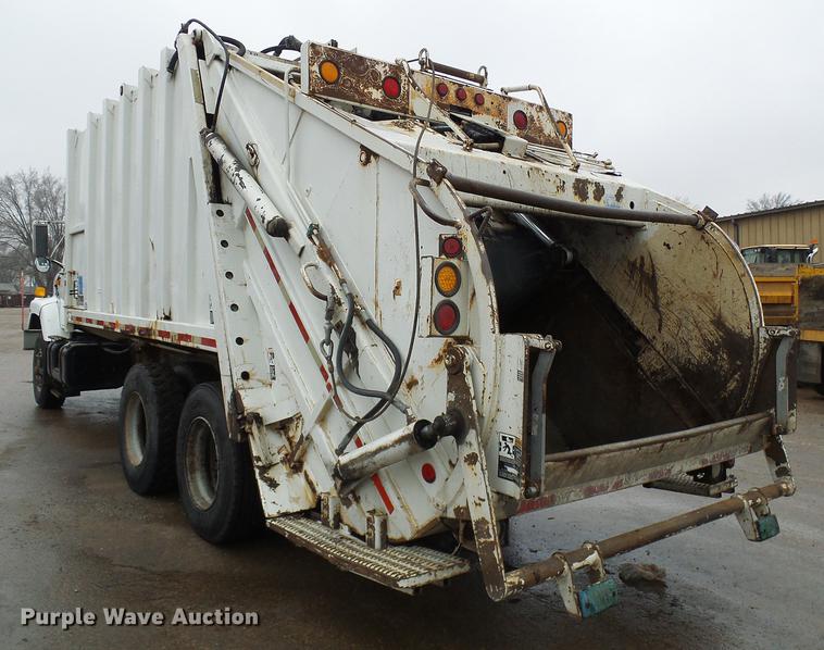 image for item DF7104 1999 International 2674 refuse truck