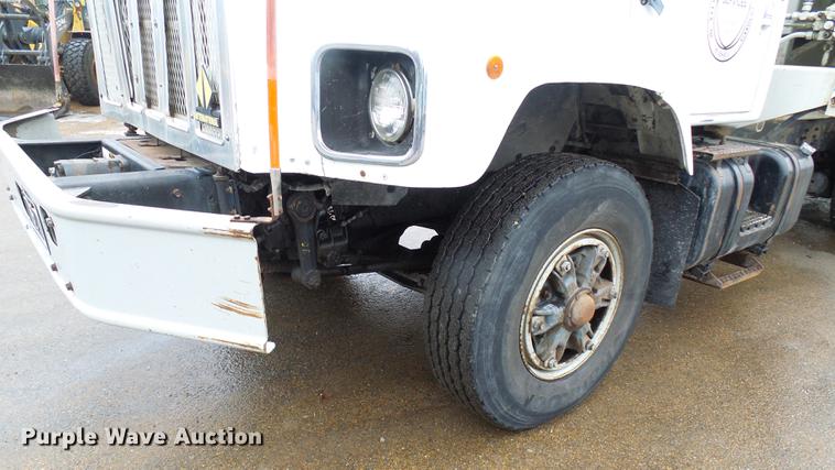 image for item DF7104 1999 International 2674 refuse truck