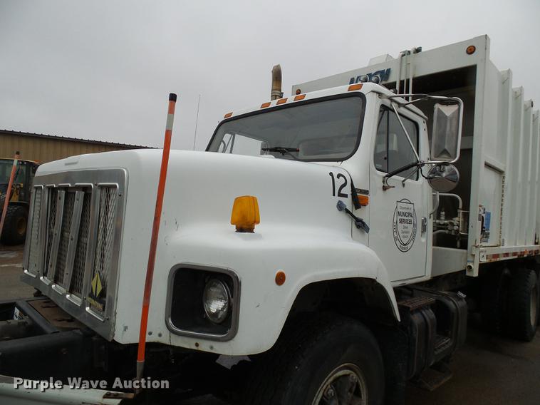 image for item DF7104 1999 International 2674 refuse truck