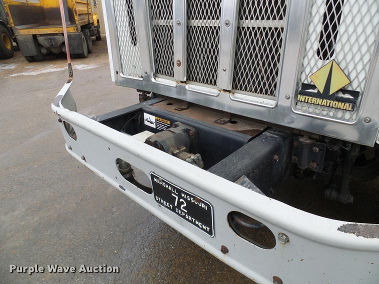 image for item DF7104 1999 International 2674 refuse truck