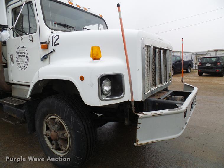 image for item DF7104 1999 International 2674 refuse truck