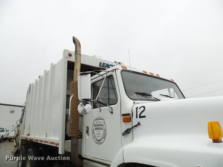 image for item DF7104 1999 International 2674 refuse truck