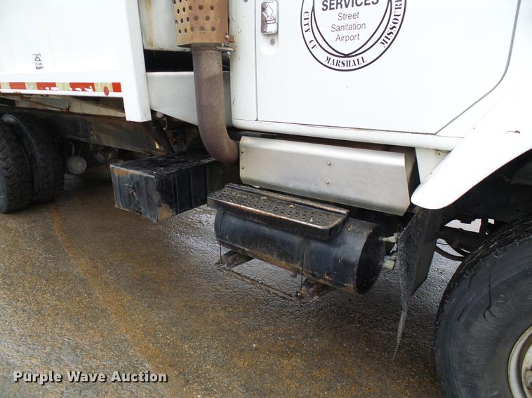 image for item DF7104 1999 International 2674 refuse truck