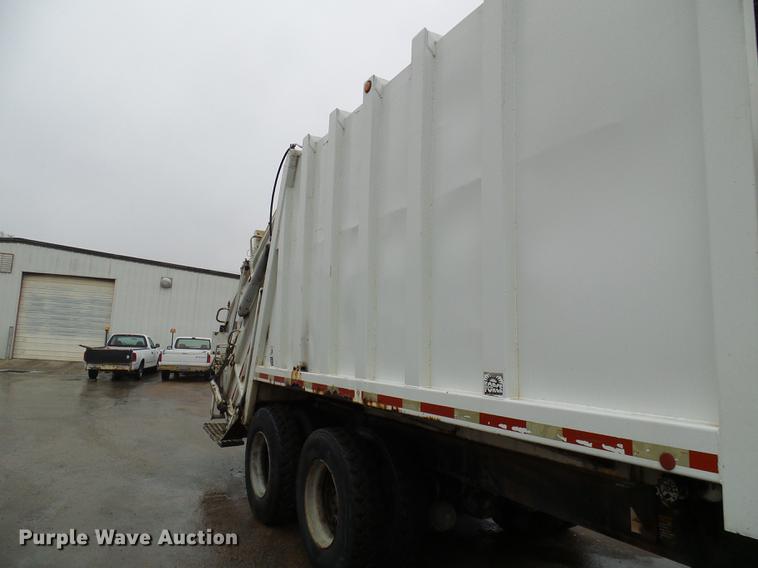 image for item DF7104 1999 International 2674 refuse truck