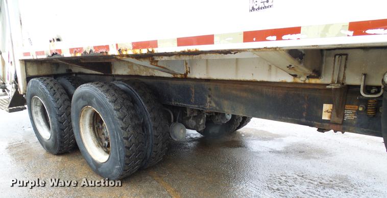 image for item DF7104 1999 International 2674 refuse truck