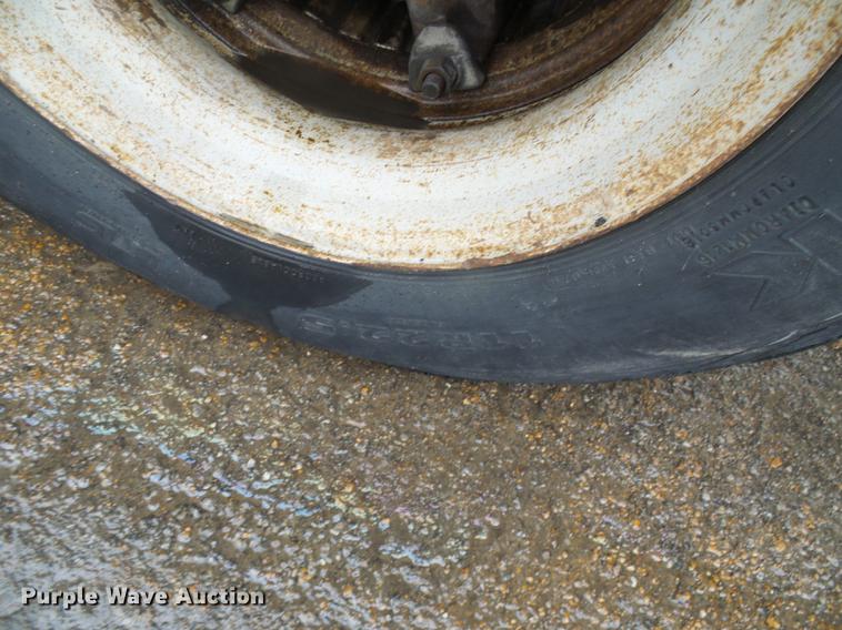 image for item DF7104 1999 International 2674 refuse truck