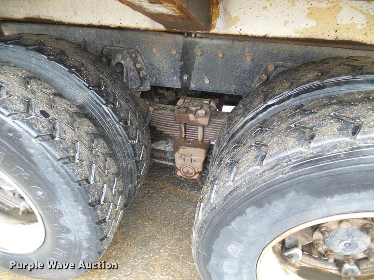 image for item DF7104 1999 International 2674 refuse truck