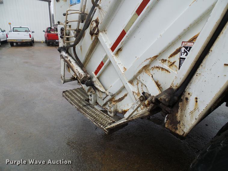 image for item DF7104 1999 International 2674 refuse truck