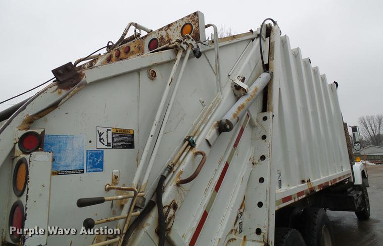 image for item DF7104 1999 International 2674 refuse truck