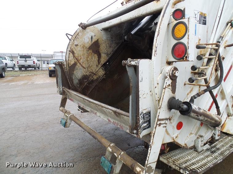 image for item DF7104 1999 International 2674 refuse truck