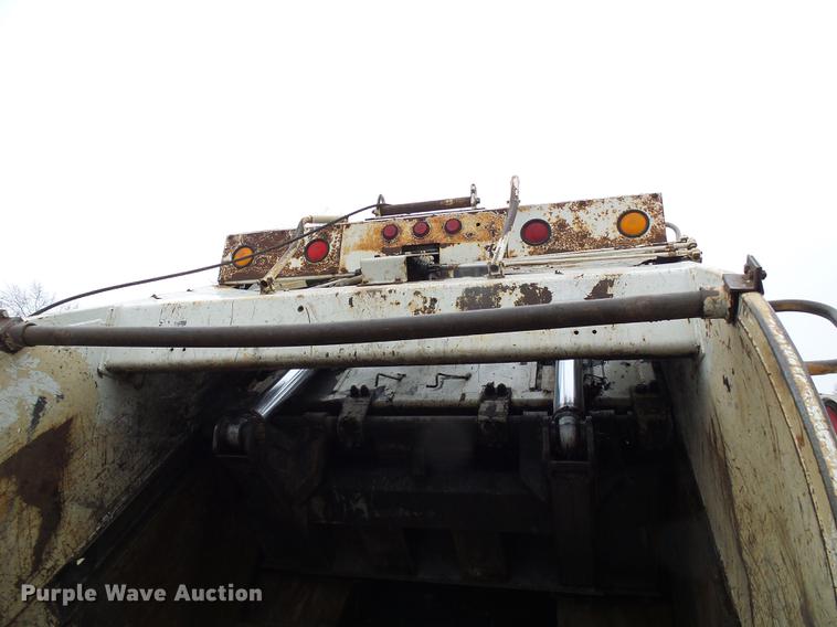 image for item DF7104 1999 International 2674 refuse truck