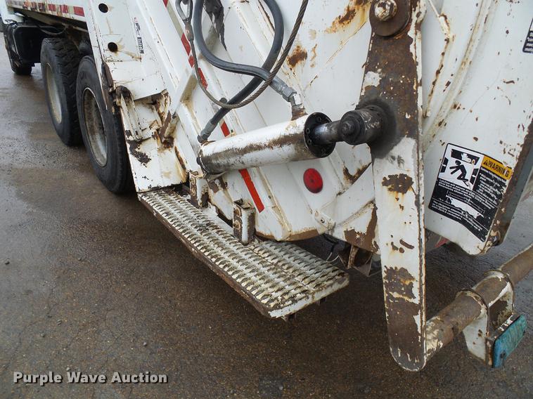 image for item DF7104 1999 International 2674 refuse truck