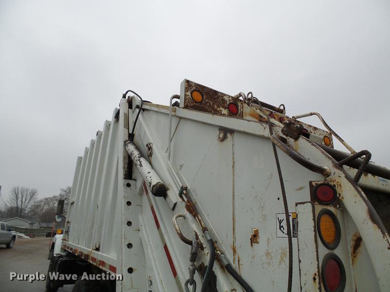 image for item DF7104 1999 International 2674 refuse truck