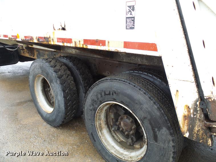 image for item DF7104 1999 International 2674 refuse truck