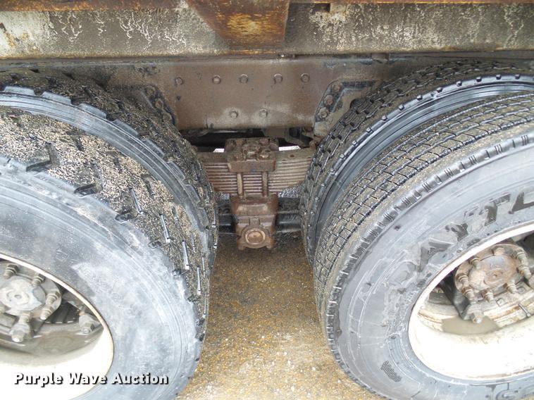 image for item DF7104 1999 International 2674 refuse truck