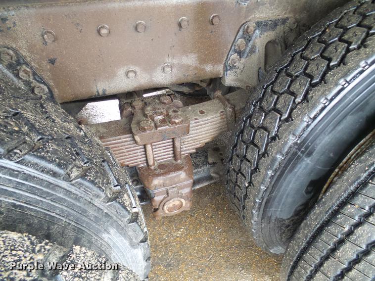 image for item DF7104 1999 International 2674 refuse truck