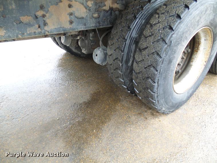 image for item DF7104 1999 International 2674 refuse truck