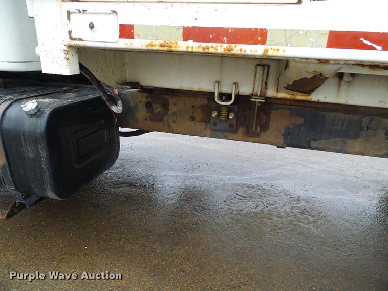 image for item DF7104 1999 International 2674 refuse truck