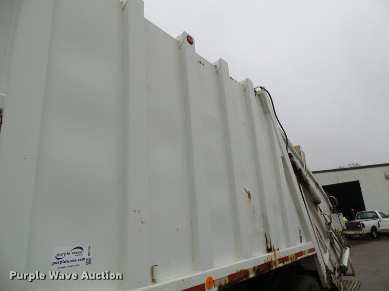 image for item DF7104 1999 International 2674 refuse truck