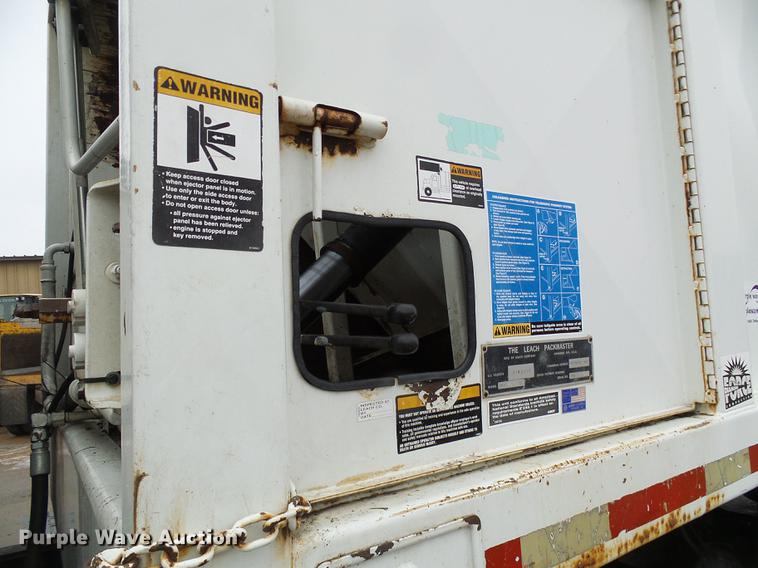 image for item DF7104 1999 International 2674 refuse truck