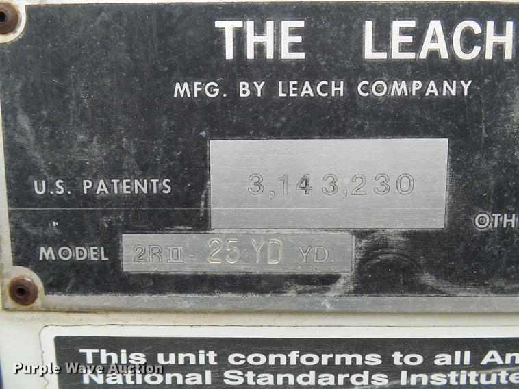 image for item DF7104 1999 International 2674 refuse truck