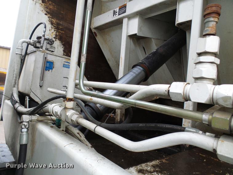 image for item DF7104 1999 International 2674 refuse truck