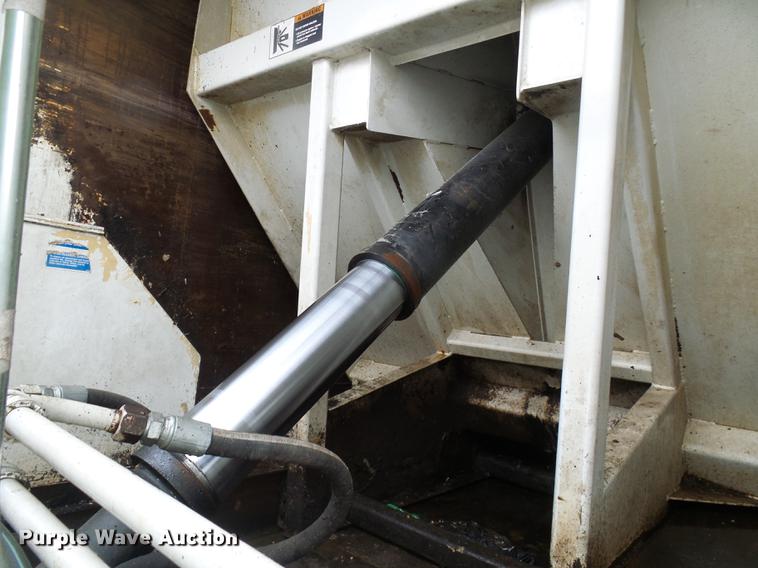 image for item DF7104 1999 International 2674 refuse truck