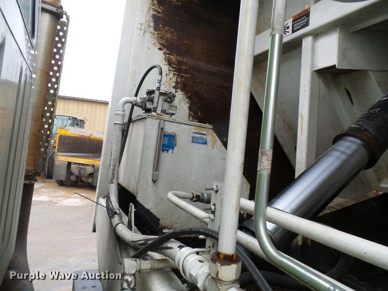 image for item DF7104 1999 International 2674 refuse truck