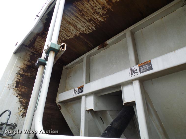 image for item DF7104 1999 International 2674 refuse truck