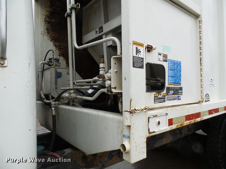 image for item DF7104 1999 International 2674 refuse truck