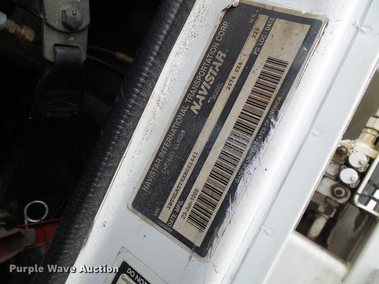 image for item DF7104 1999 International 2674 refuse truck