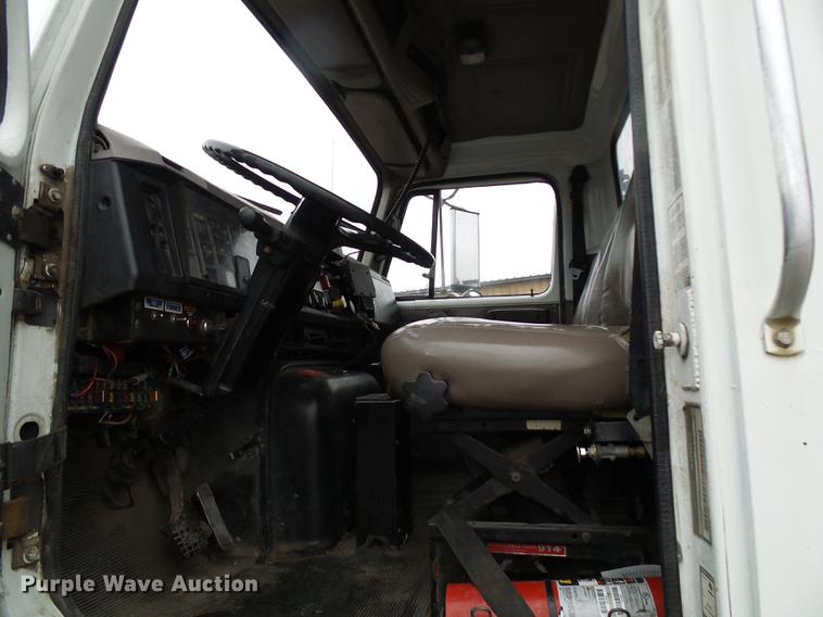 image for item DF7104 1999 International 2674 refuse truck