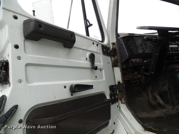 image for item DF7104 1999 International 2674 refuse truck